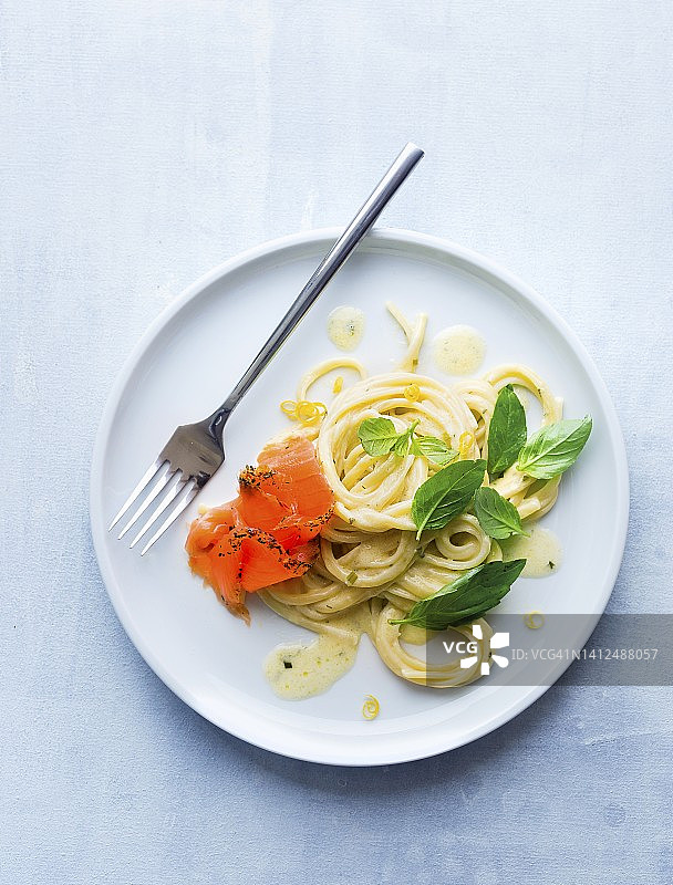 意面配柠檬酱三文鱼和罗勒图片素材