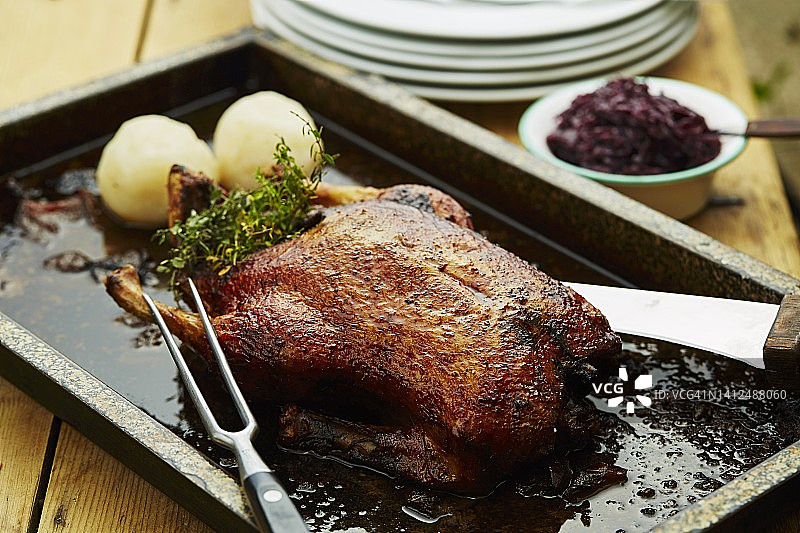 烤野鹅配红卷心菜和饺子图片素材