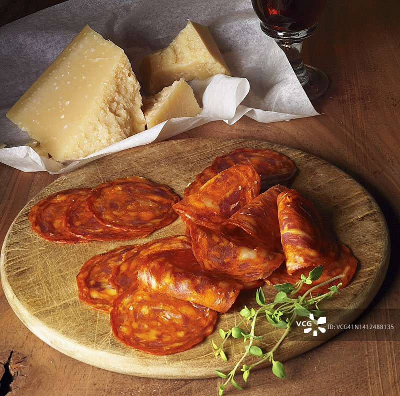 西班牙香肠和帕尔马干酪小吃图片素材