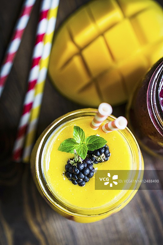 芒果和浆果分层冰沙（黑莓点缀）图片素材