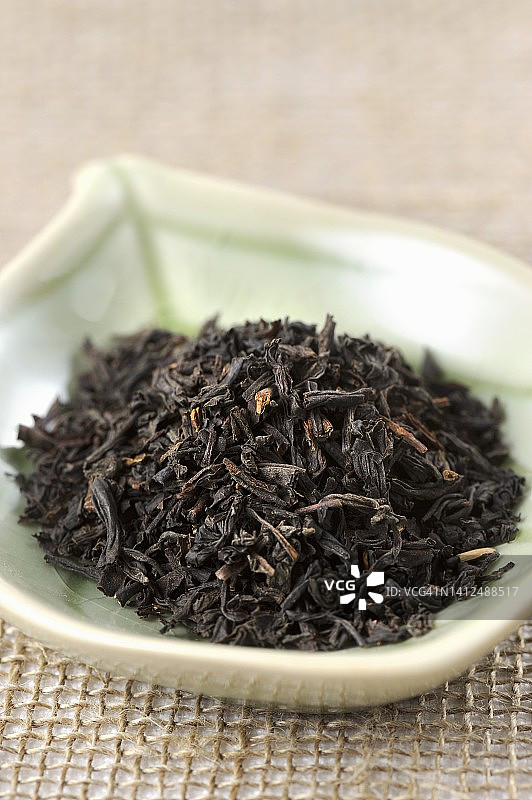 叶形盘中的红茶图片素材