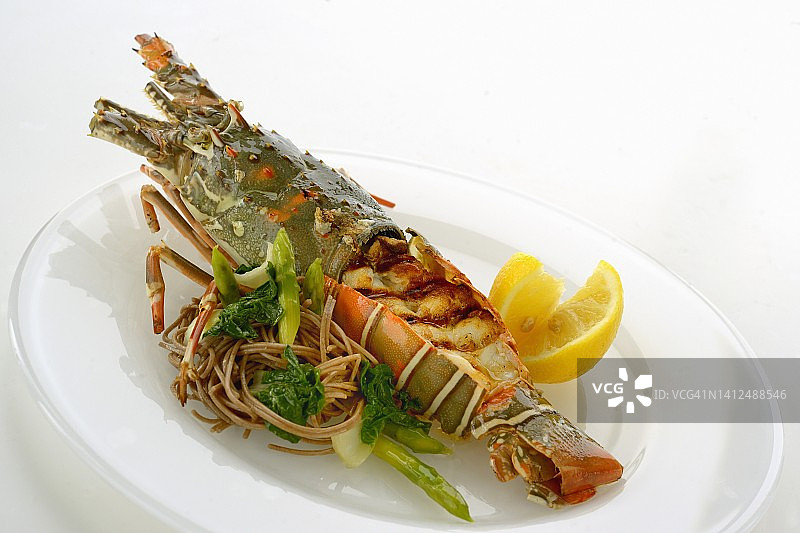 烤龙虾配意大利面和芦笋图片素材