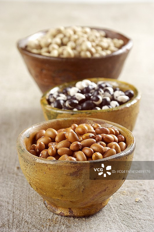 木碗里的各种意大利豆类图片素材