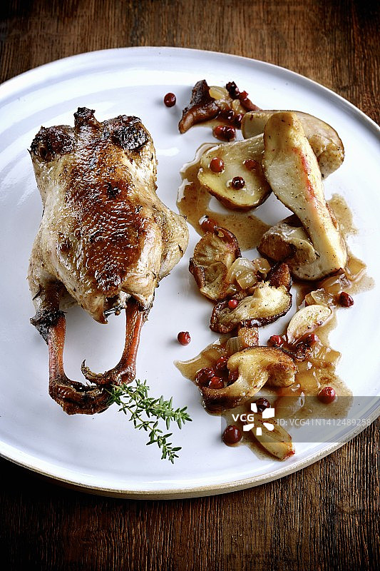 蘑菇梨子鹌鹑图片素材