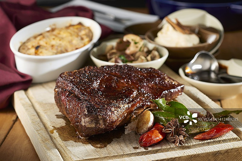 配菜砧板上的多汁烤牛腩图片素材