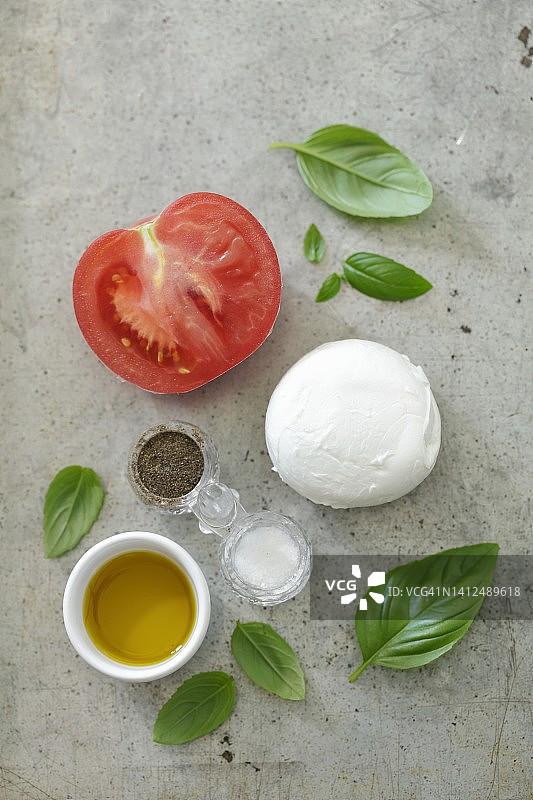 卡普雷塞沙拉的配料：番茄、马苏里拉奶酪和罗勒图片素材