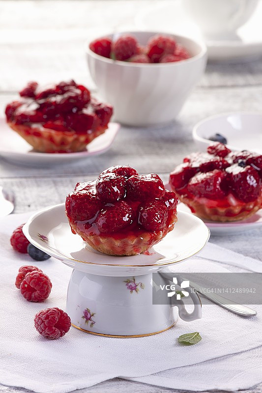 带果冻的覆盆子小挞图片素材