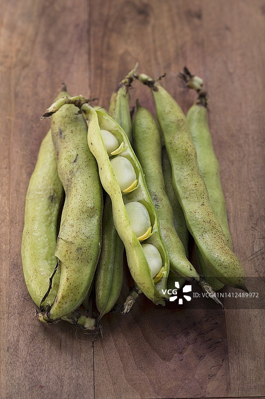 木质表面上的豆荚蚕豆图片素材
