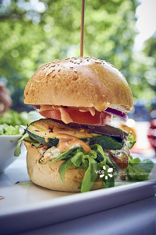 含有西葫芦和番茄的蔬菜汉堡图片素材
