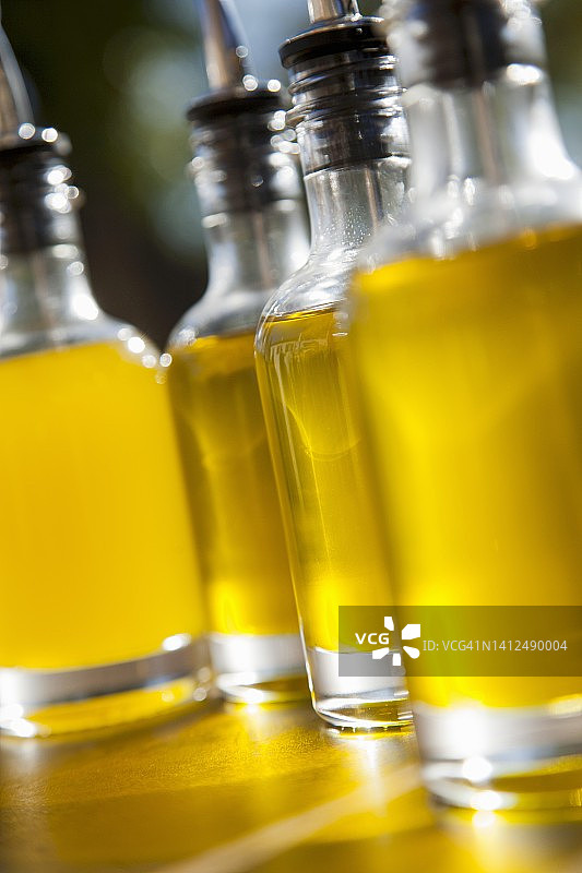 瓶装橄榄油特写图片素材