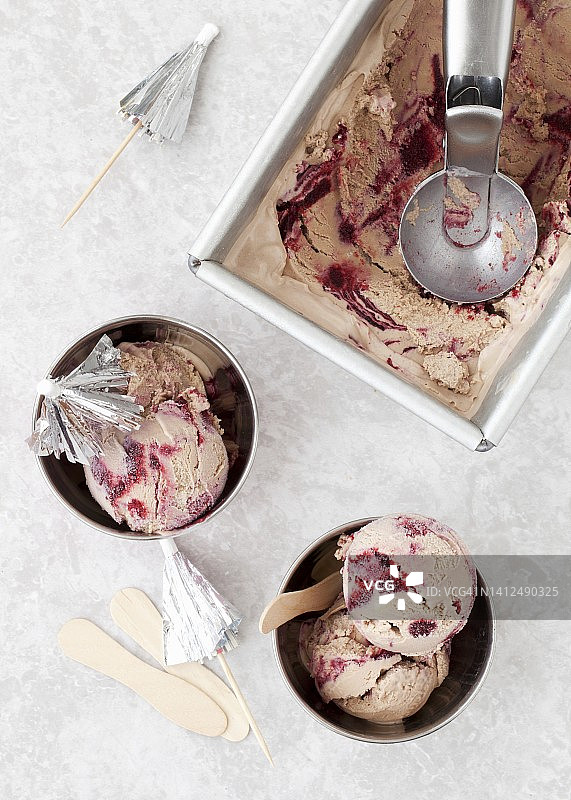 牛奶巧克力黑莓冰淇淋图片素材