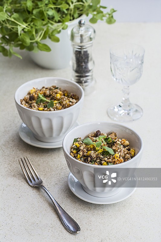 甜玉米葡萄干马郁兰荞麦沙拉图片素材