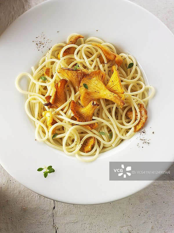 黄油香草炒鸡油菌意大利面图片素材