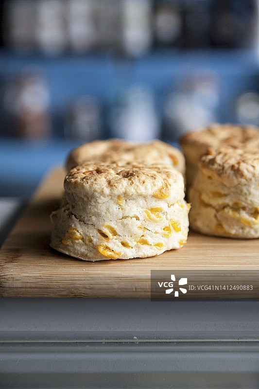 木板上的司康饼图片素材