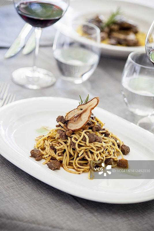 培根梨片拌面图片素材