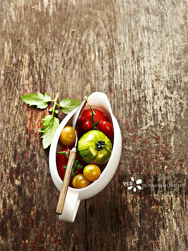 木制背景碟子里的各种番茄图片素材