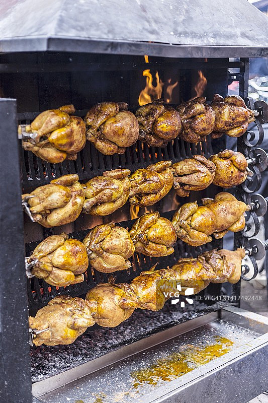 市场上的烤鸡摊位图片素材
