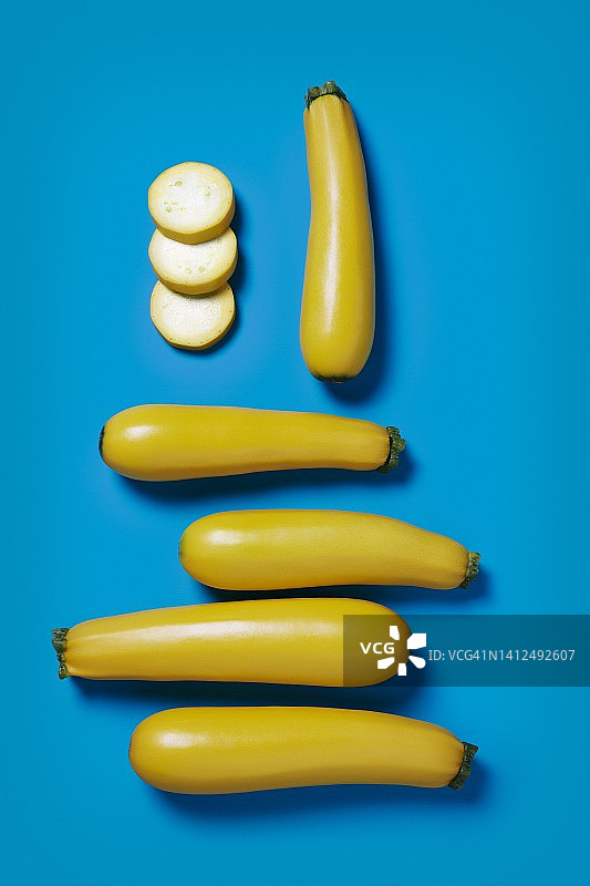 多个黄色西葫芦，整个和切片图片素材