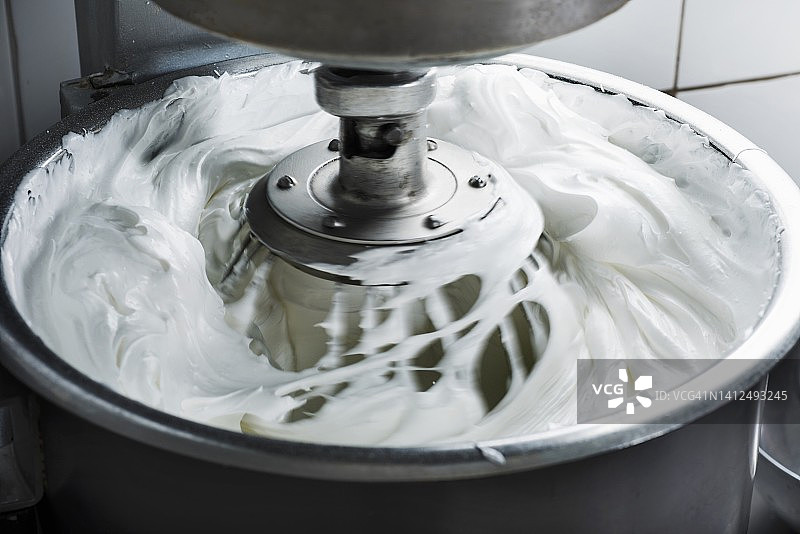 搅拌机中搅打的蛋白图片素材