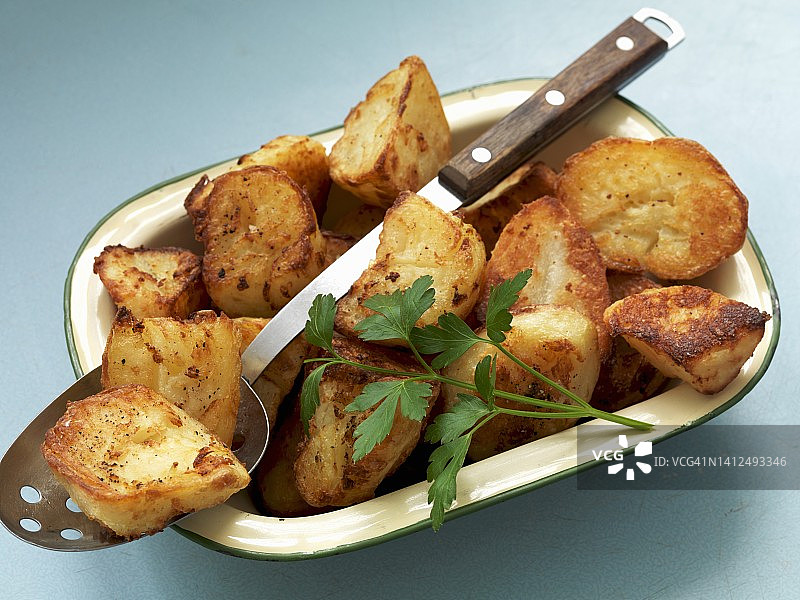 烤土豆配欧芹图片素材
