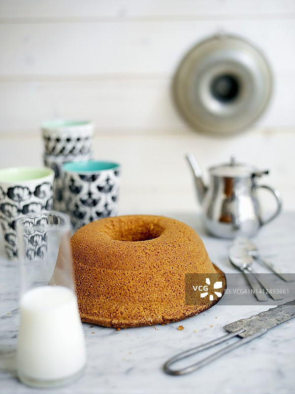 海绵蛋糕和一壶牛奶图片素材