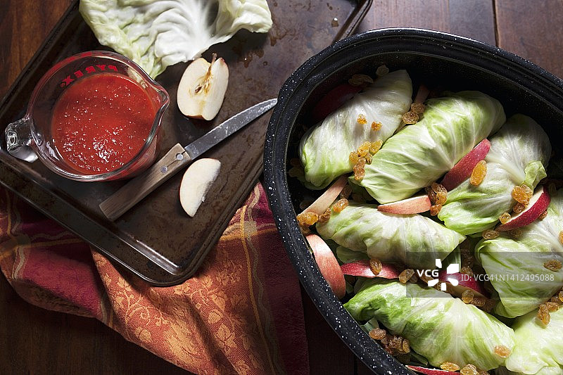 烤盘酿卷心菜，配苹果片、葡萄干和番茄酱图片素材