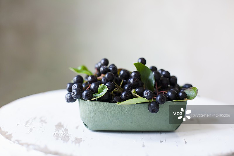 纸板托盘中的野樱莓图片素材