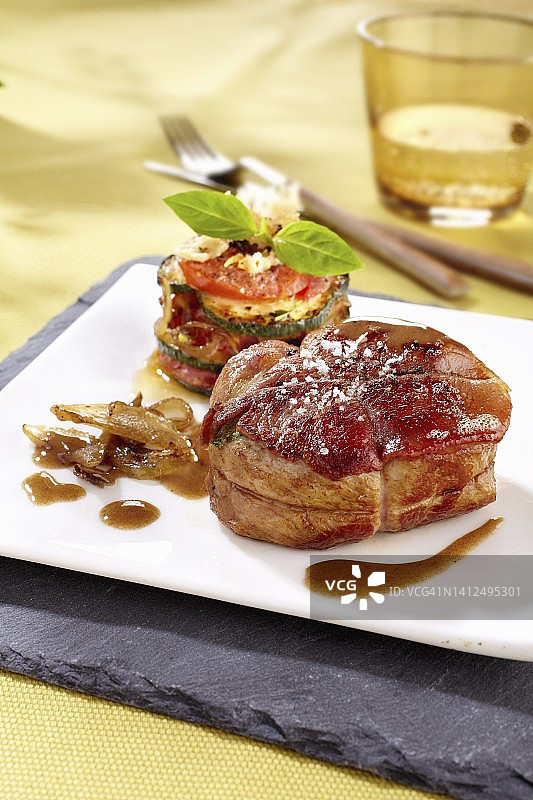 烤小牛肉配熏火腿和蔬菜图片素材