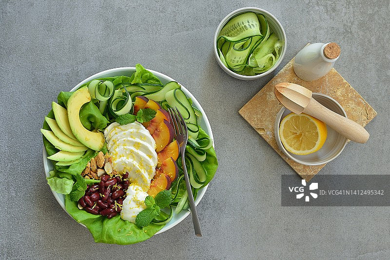马苏里拉牛油果黄瓜红豆杏仁薄荷沙拉图片素材