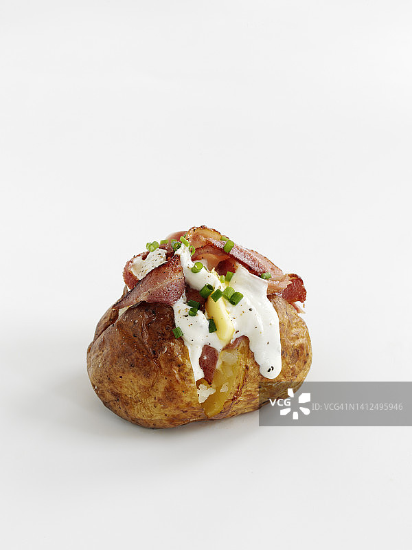 烤土豆配培根和酸奶油图片素材