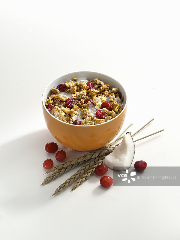 小碗蔓越莓椰蓉脆麦片图片素材