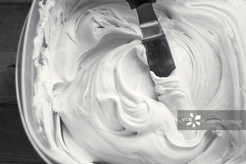 用蛋糕刀在碗里上釉图片素材