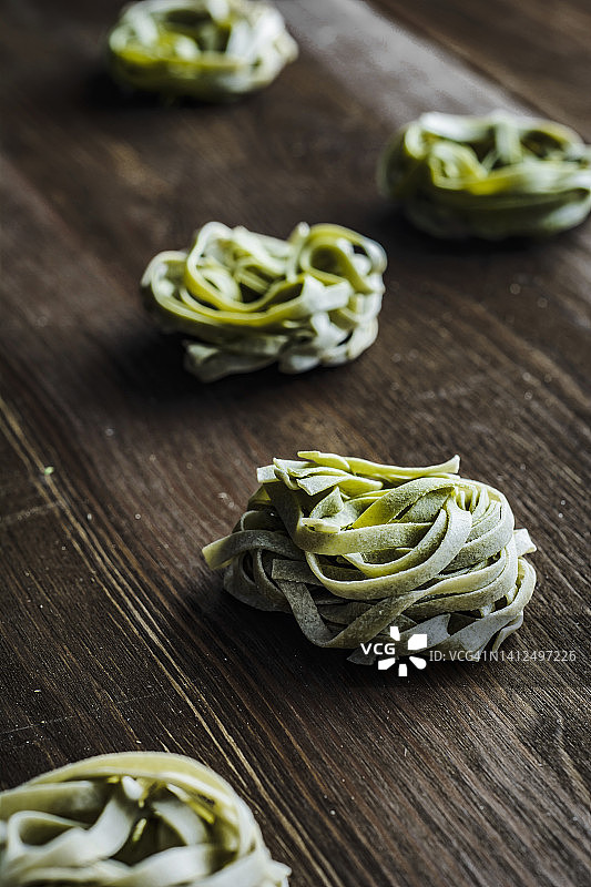 绿色菠菜意大利宽面条图片素材