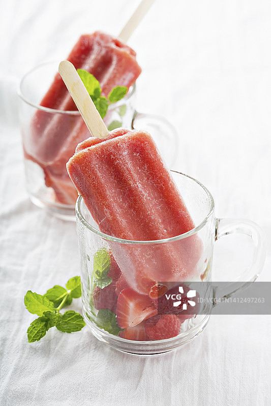 玻璃杯装浆果草莓冰棒图片素材