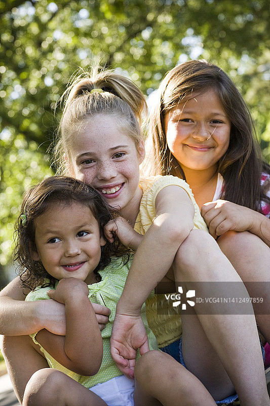 夏天在外面一起玩耍的西班牙裔和白人儿童图片素材