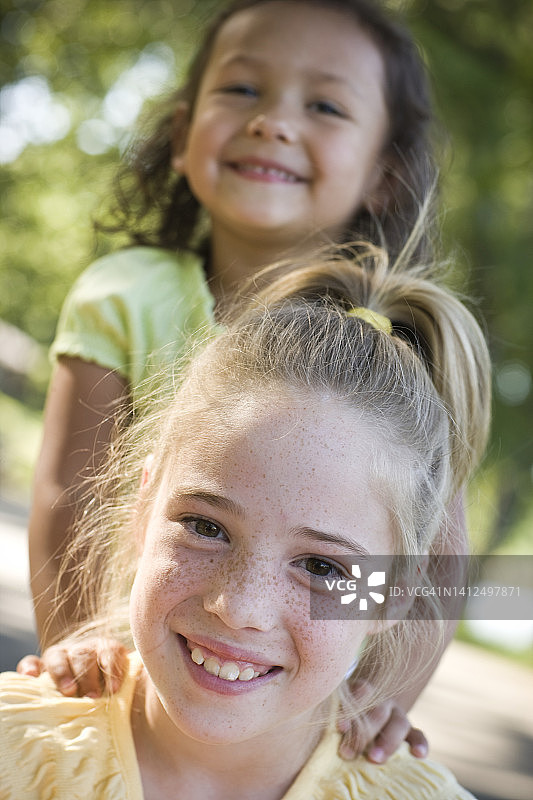 夏天在外面一起玩耍的西班牙裔和白人儿童图片素材