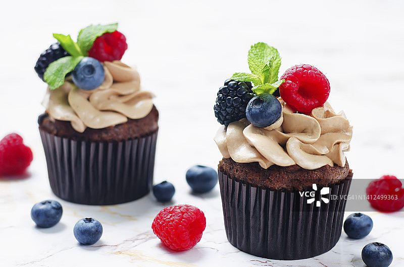 带有巧克力和奶油奶酪糖霜的巧克力杯子蛋糕图片素材