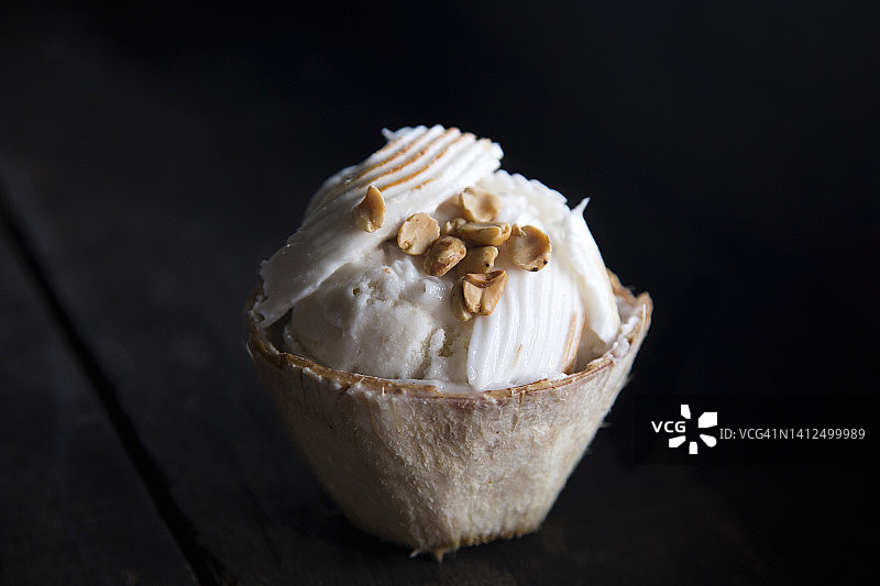椰子壳里的椰子冰淇淋图片素材