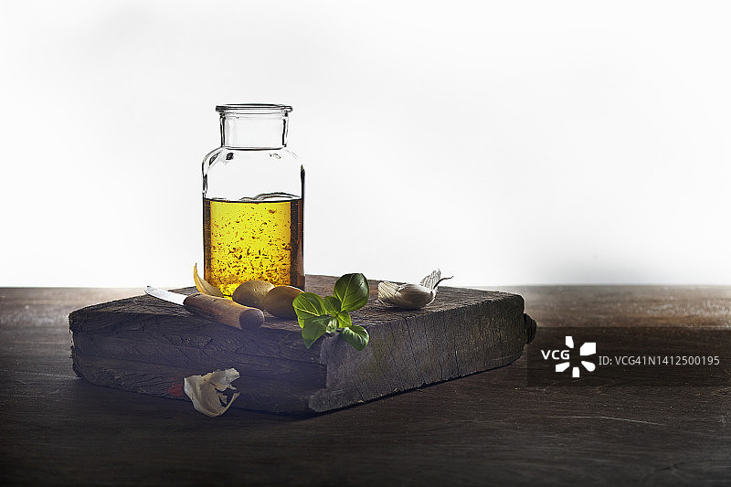 乡村木板上的大蒜罗勒油图片素材