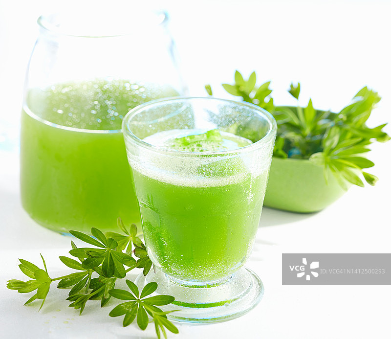 含木香糖浆、菠萝汁和柠檬水的无酒精香草冰图片素材