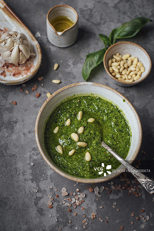 一碗自制罗勒香蒜酱图片素材