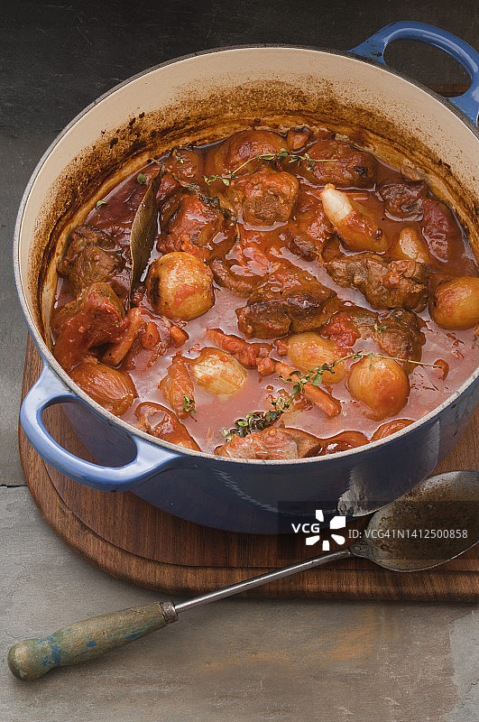 红烧牛胫肉和洋葱图片素材