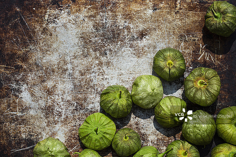 生锈表面上的小果番茄图片素材