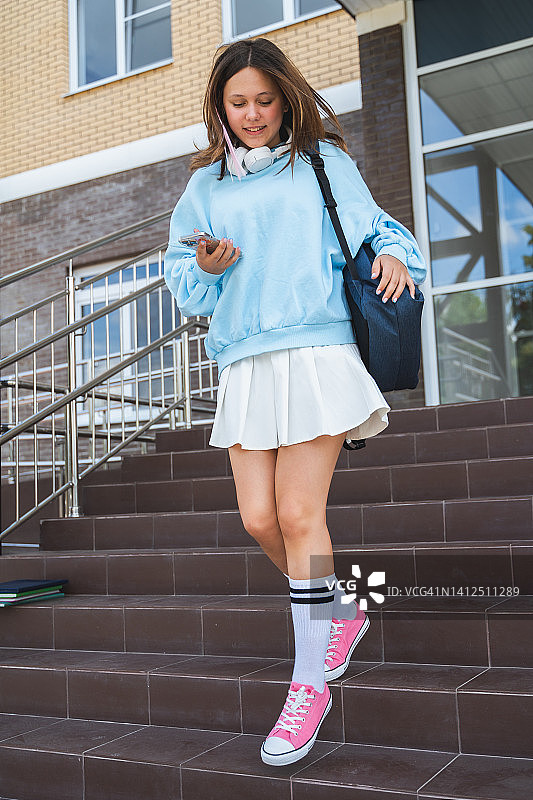 在学校门廊背着背包的小学生图片素材