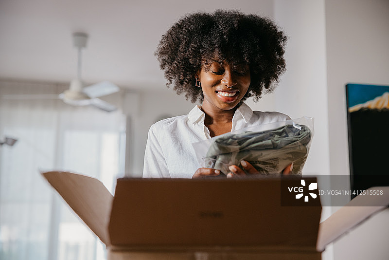 女人打开网购的包裹图片素材