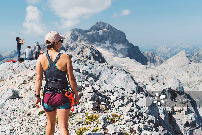 适宜徒步的夏日——登山女性欣赏美景图片素材