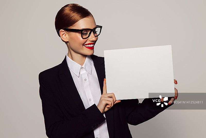 笑容甜美的年轻女商人图片素材