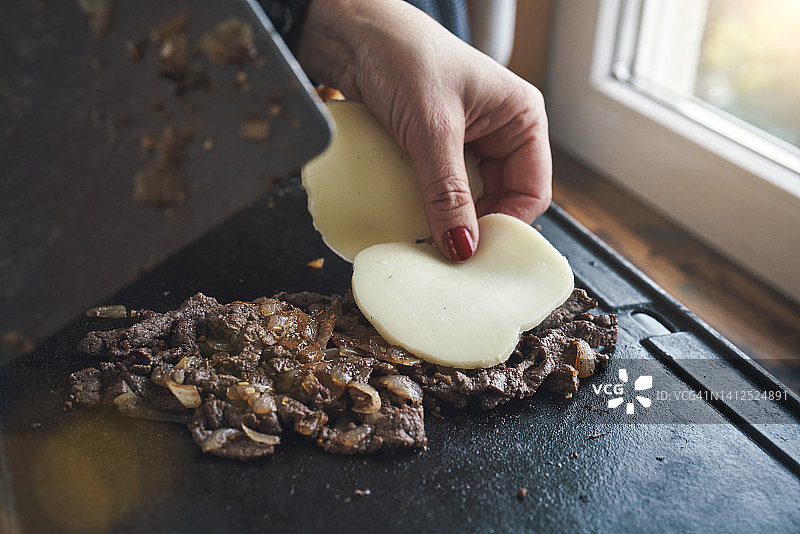 准备辣椒奶酪牛排三明治（费城风味）图片素材