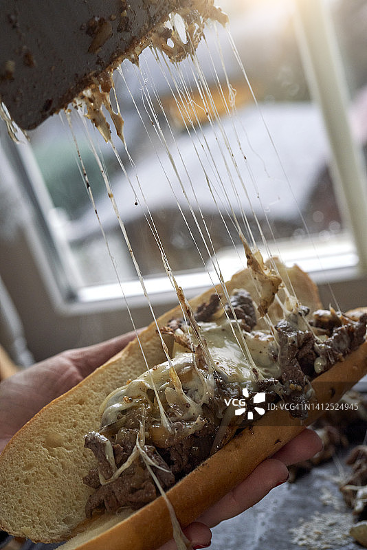 准备辣椒奶酪牛排三明治（费城风味）图片素材