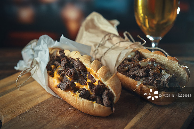 准备辣椒奶酪牛排三明治（费城风味）图片素材